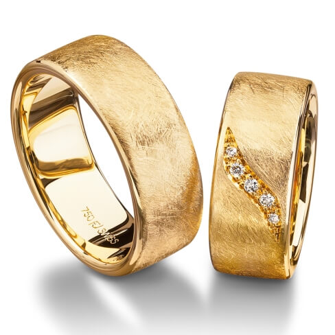 wedding rings in yellow gold